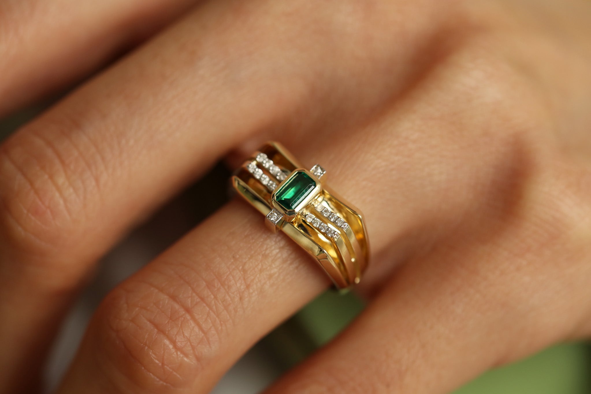 Queen Green Emerald and Diamond  Ring